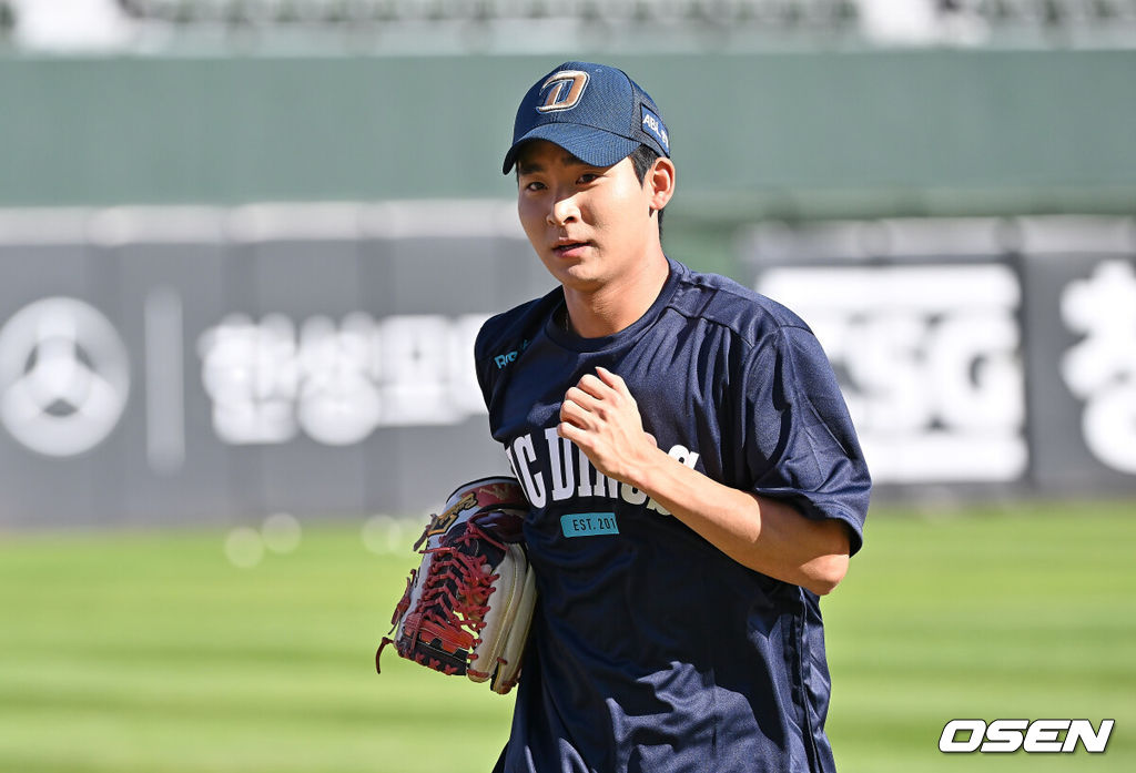 30일 부산 사직야구장에서 2025 신한 SOL 뱅크 KBO 리그 롯데 자이언츠와 NC 다이노스의 경기가 열린다. 홈팀 롯데는 감보아가, 방문팀 NC는 목지훈이 선발 출전한다.KIA에서 트레이드 된 NC 다이노스 홍종표가 1군에 올라와 훈련을 하고 있다. 2025.07.30 / foto0307@osen.co.kr