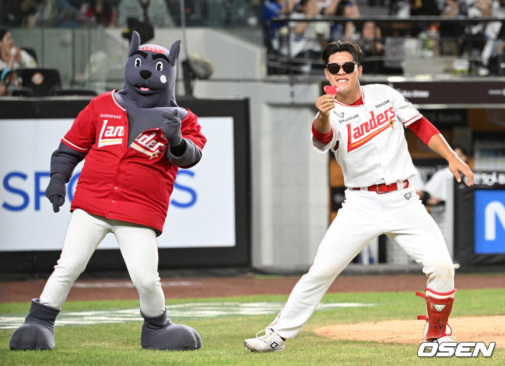 11일 오후 대전 한화생명볼파크에서 'KBO 올스타 프라이데이' 퓨처스 올스타전이 열렸다. 퓨처스 올스타전 경기는 남부리그(상무, KT, 삼성, NC, 롯데, KIA)와 북부리그(한화, SSG, LG, 두산, 고양) 대표로 나선 총 48명의 선수가 치열한 승부를 펼친다. 7회말 북부리그 올스타 이율예가 댄스 퍼포먼스를 펼치고 있다. 2025.07.11 /sunday@osen.co.kr