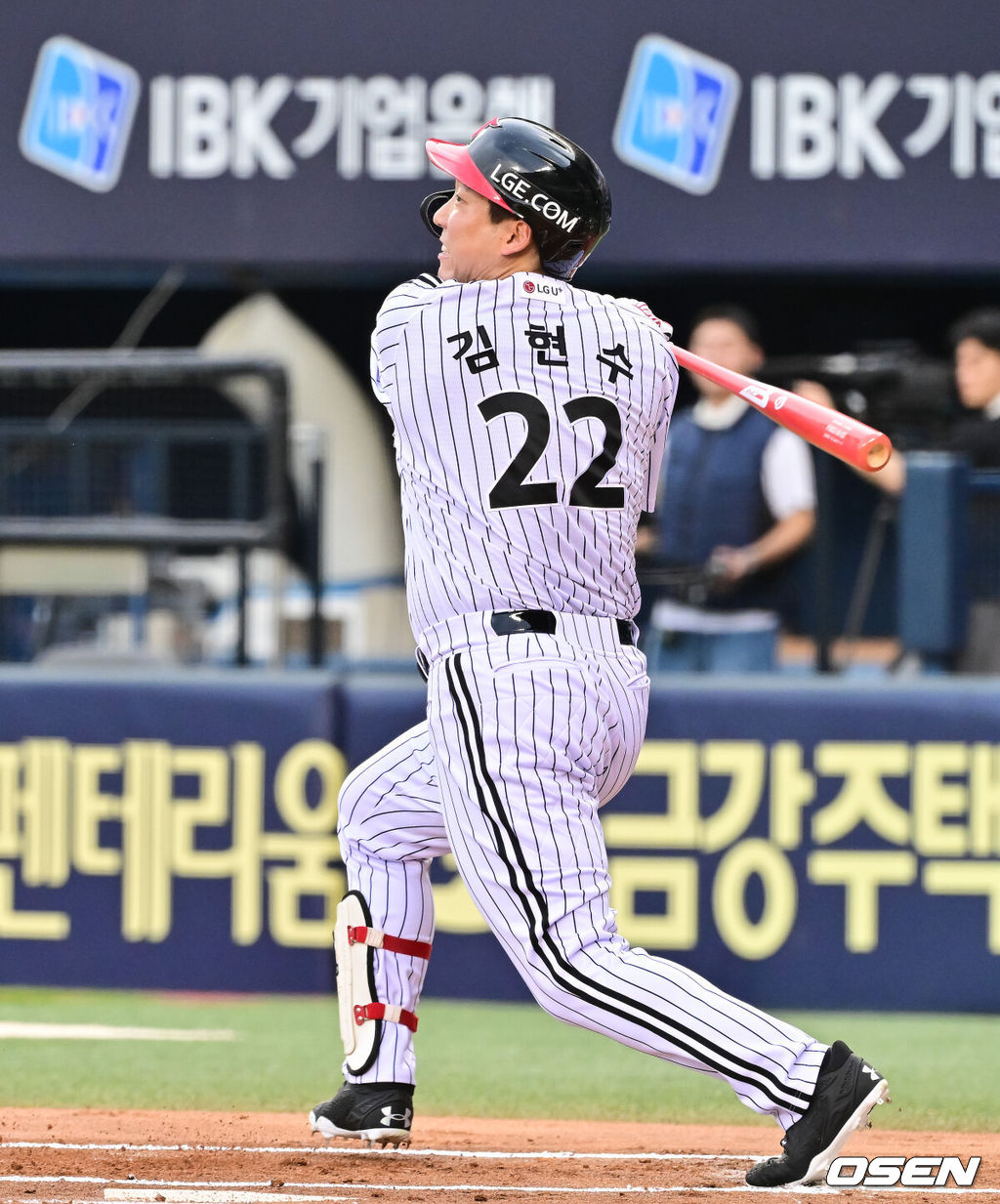 30일 오후 서울 잠실구장에서 ‘2025 신한 SOL BANK KBO리그’ LG 트윈스와 KT 위즈의 경기가 진행됐다.이날 LG는 손주영(8승 6패)을 KT는 패트릭(0승 0패)을 선발투수로 내세웠다. 1회말 LG 김현수가 안타를 날리고 있다. 김현수는 이 안타로 KBO 통산 3번째 16시즌 연속 100안타를 달성했다.   2025.07.30  / soul1014@osen.co.kr