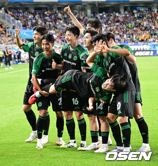 [OSEN=수원, 지형준 기자] 30일 오후 수원월드컵경기장에서 2025 쿠팡플레이 시리즈 팀 K리그와 프리미어리그의 명문 클럽 뉴캐슬 유나이티드의 경기가 열렸다.뉴캐슬의 한국 방문은 창단 133년 만에 처음이다. 국내에서 뉴캐슬의 인지도는 상대적으로 낮은 편이지만, 최근 박승수의 영입으로 주목받고 있다. 뉴캐슬은 팀 K리그와 경기에 이어 8월 3일 서울월드컵경기장에서 토트넘 홋스퍼와 경기를 치른다.전반 팀 K리그 김진규가 선제골을 넣고 동료선수들과 기뻐하고 있다. 2025.07.30 / jpnews@osen.co.kr