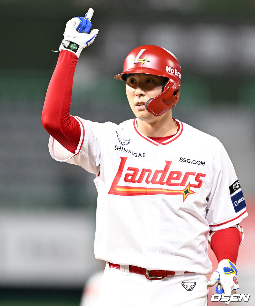 30일 오후 인천 SSG랜더스필드에서 2025 신한 SOL Bank KBO리그 SSG 랜더스와 키움 히어로즈의 경기가 열렸다.SSG는 문승원, 키움은 정현우를 선발 투수로 내세웠다.5회말 1사1,2루에서 SSG 김성욱이 중전 적시타를 치고 환호하고 있다. 2025.07.30 /