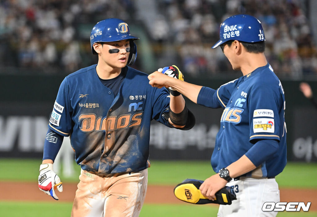 30일 부산 사직야구장에서 2025 신한 SOL 뱅크 KBO 리그 롯데 자이언츠와 NC 다이노스의 경기가 열렸다. 홈팀 롯데는 감보아가, 방문팀 NC는 목지훈이 선발 출전했다.NC 다이노스 김주원이 6회초 무사 1,2루 좌익수 앞 동점 1타점 안타를 치고 하이파이브를 하고 있다. 2025.07.30 / foto0307@osen.co.kr