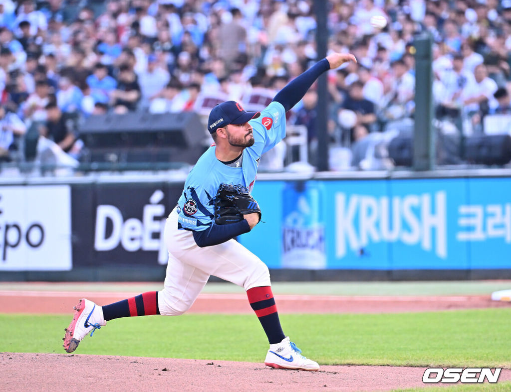 30일 부산 사직야구장에서 2025 신한 SOL 뱅크 KBO 리그 롯데 자이언츠와 NC 다이노스의 경기가 열렸다. 홈팀 롯데는 감보아가, 방문팀 NC는 목지훈이 선발 출전했다.롯데 자이언츠 선발 투수 감보아가 역투하고 있다. 2025.07.30 / foto0307@osen.co.kr