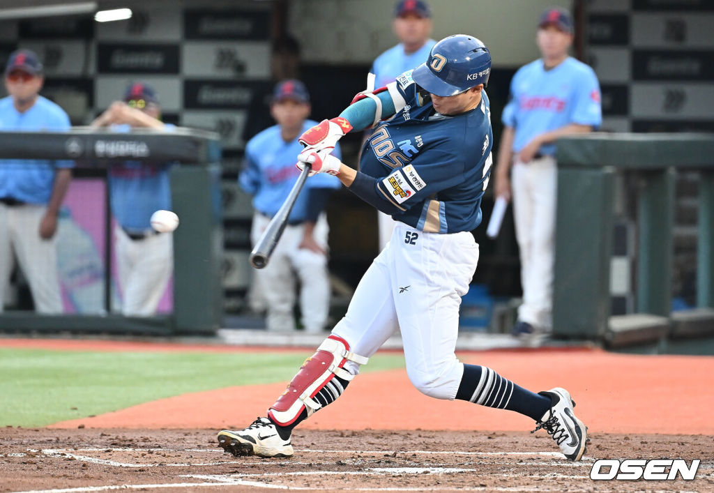 30일 부산 사직야구장에서 2025 신한 SOL 뱅크 KBO 리그 롯데 자이언츠와 NC 다이노스의 경기가 열렸다. 홈팀 롯데는 감보아가, 방문팀 NC는 목지훈이 선발 출전했다.NC 다이노스 최원준이 2회초 2사 1,2루 우익수 앞 1타점 안타를 치고 있다. 2025.07.30 / foto0307@osen.co.kr