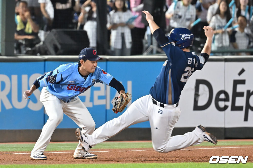 30일 부산 사직야구장에서 2025 신한 SOL 뱅크 KBO 리그 롯데 자이언츠와 NC 다이노스의 경기가 열렸다. 홈팀 롯데는 감보아가, 방문팀 NC는 목지훈이 선발 출전했다.NC 다이노스 김형준이 4회초 2사 1루 김주원의 3루 땅볼 실책으로 2루를 돌아 3루까지 진루를 시도했으나 태그 아웃되고 있다. 2025.07.30 / foto0307@osen.co.kr