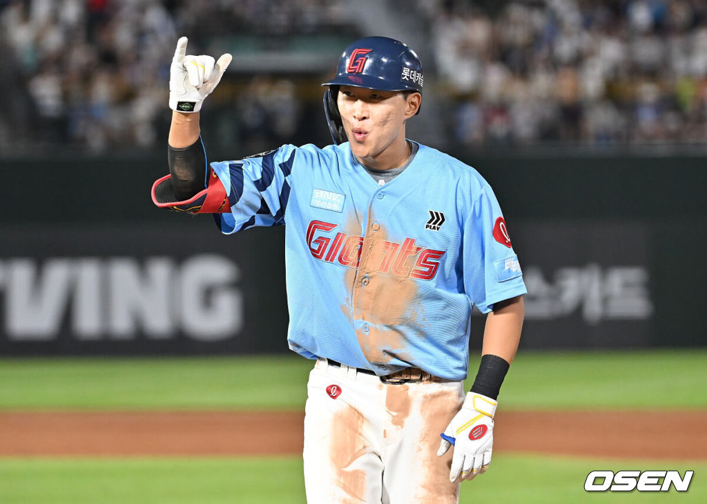 30일 부산 사직야구장에서 2025 신한 SOL 뱅크 KBO 리그 롯데 자이언츠와 NC 다이노스의 경기가 열렸다. 홈팀 롯데는 감보아가, 방문팀 NC는 목지훈이 선발 출전했다.롯데 자이언츠 박승욱이 4회말 2사 1,3루 우익수 앞 동점 1타점 안타를 치고 세리머니를 하고 있다. 2025.07.30 / foto0307@osen.co.kr