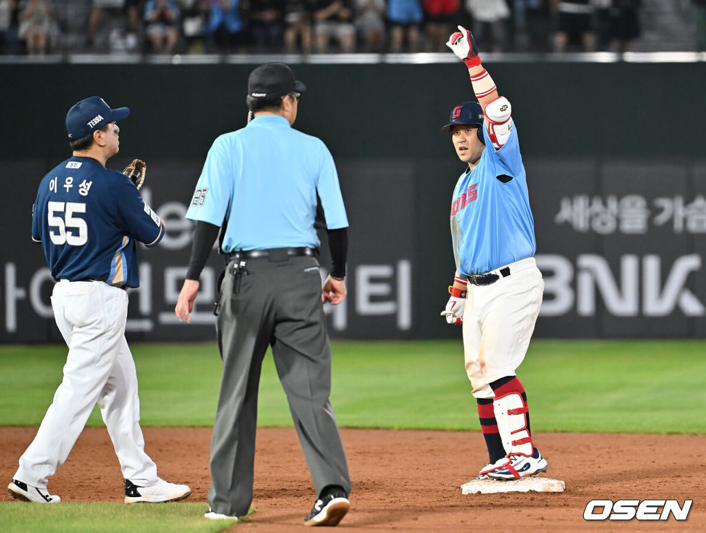 30일 부산 사직야구장에서 2025 신한 SOL 뱅크 KBO 리그 롯데 자이언츠와 NC 다이노스의 경기가 열렸다. 홈팀 롯데는 감보아가, 방문팀 NC는 목지훈이 선발 출전했다.롯데 자이언츠 유강남이 5회말 2사 2,3루 우중간 역전 2타점 2루타를 치고 세리머니를 하고 있다. 2025.07.30 / foto0307@osen.co.kr