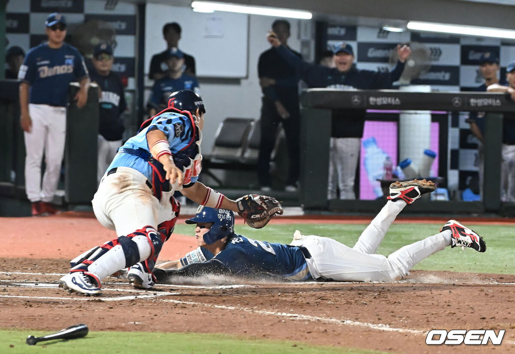 30일 부산 사직야구장에서 2025 신한 SOL 뱅크 KBO 리그 롯데 자이언츠와 NC 다이노스의 경기가 열렸다. 홈팀 롯데는 감보아가, 방문팀 NC는 목지훈이 선발 출전했다.NC 다이노스 천재환이 6회초 무사 1,3루 최원준의 1루 땅볼때 홈에서 세이프되고 있다. 2025.07.30 / foto0307@osen.co.kr