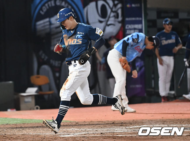 [OSEN=부산, 이석우 기자] 30일 부산 사직야구장에서 2025 신한 SOL 뱅크 KBO 리그 롯데 자이언츠와 NC 다이노스의 경기가 열렸다. 홈팀 롯데는 감보아가, 방문팀 NC는 목지훈이 선발 출전했다.NC 다이노스 최원준이 6회초 무사 2,3루 권희동의 중견수 희생플라이때 득점을 올리고 있다. 2025.07.30 / foto0307@osen.co.kr
