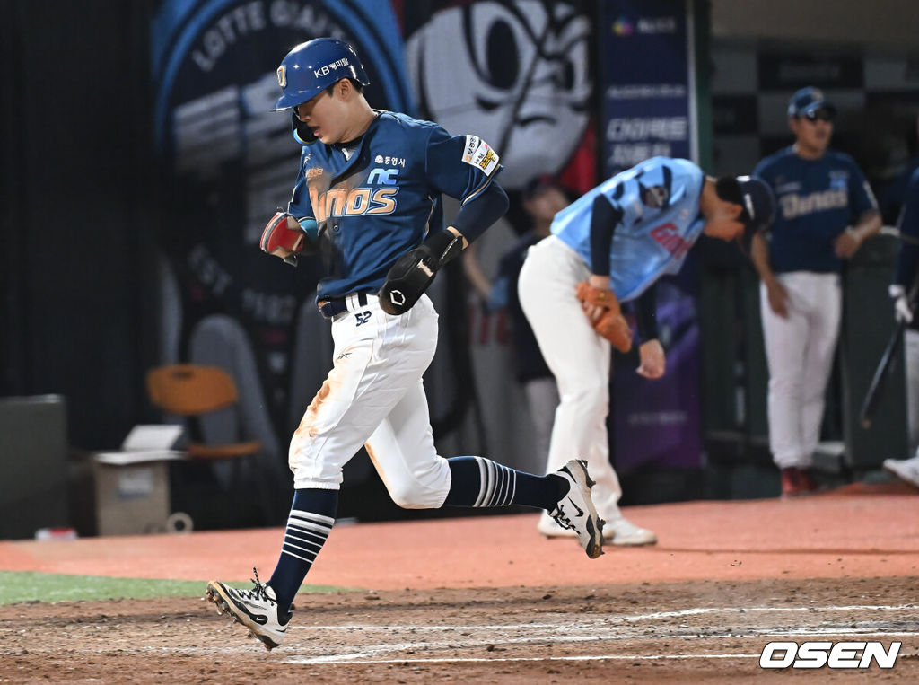 30일 부산 사직야구장에서 2025 신한 SOL 뱅크 KBO 리그 롯데 자이언츠와 NC 다이노스의 경기가 열렸다. 홈팀 롯데는 감보아가, 방문팀 NC는 목지훈이 선발 출전했다.NC 다이노스 최원준이 6회초 무사 2,3루 권희동의 중견수 희생플라이때 득점을 올리고 있다. 2025.07.30 / foto0307@osen.co.kr