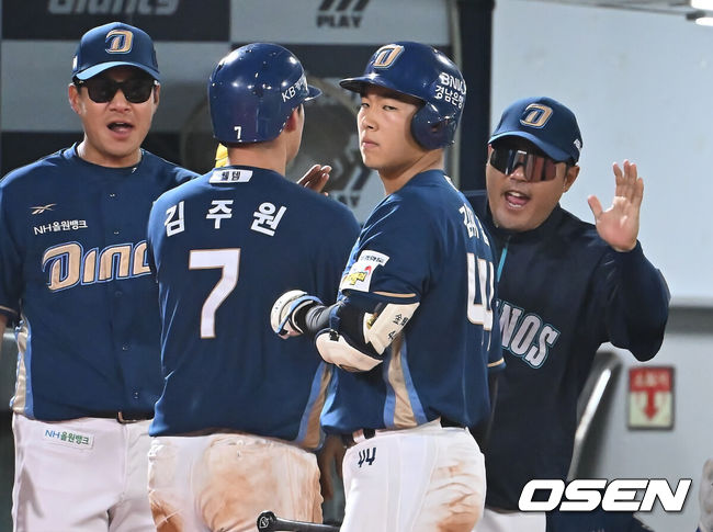 [OSEN=부산, 이석우 기자] 30일 부산 사직야구장에서 2025 신한 SOL 뱅크 KBO 리그 롯데 자이언츠와 NC 다이노스의 경기가 열렸다. 홈팀 롯데는 감보아가, 방문팀 NC는 목지훈이 선발 출전했다.NC 다이노스 이호준 감독이 6회초 1사 3루 박건우의 유격수 땅볼때 득점에 성공한 김주원과 하이파이브를 하고 있다. 2025.07.30 / foto0307@osen.co.kr