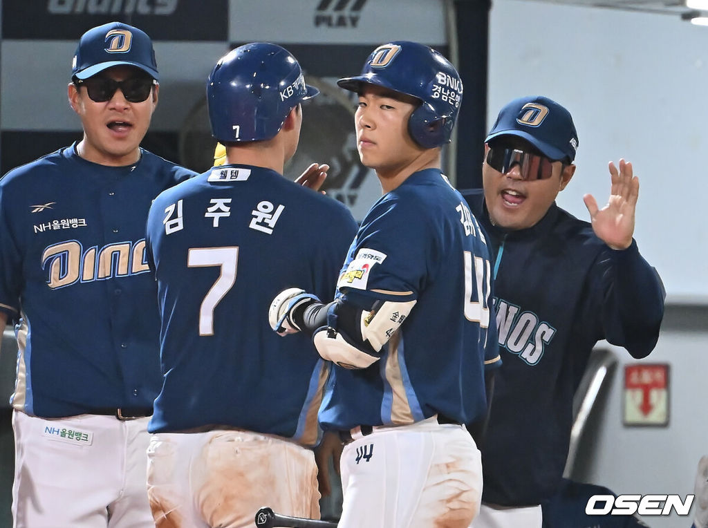 30일 부산 사직야구장에서 2025 신한 SOL 뱅크 KBO 리그 롯데 자이언츠와 NC 다이노스의 경기가 열렸다. 홈팀 롯데는 감보아가, 방문팀 NC는 목지훈이 선발 출전했다.NC 다이노스 이호준 감독이 6회초 1사 3루 박건우의 유격수 땅볼때 득점에 성공한 김주원과 하이파이브를 하고 있다. 2025.07.30 / foto0307@osen.co.kr