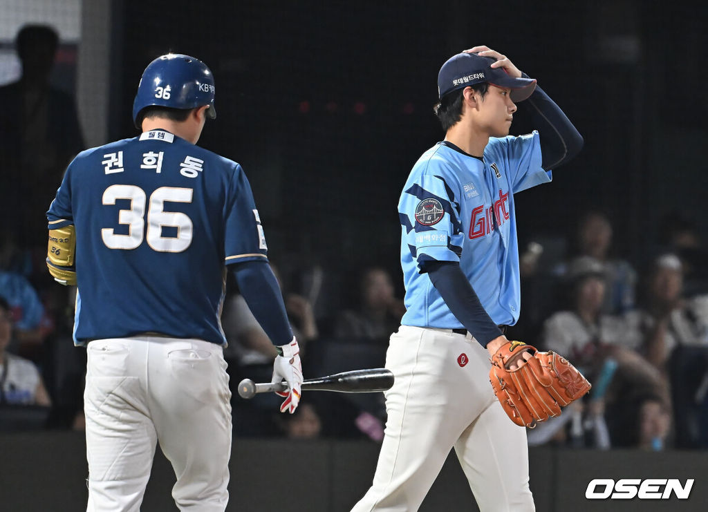 30일 부산 사직야구장에서 2025 신한 SOL 뱅크 KBO 리그 롯데 자이언츠와 NC 다이노스의 경기가 열렸다. 홈팀 롯데는 감보아가, 방문팀 NC는 목지훈이 선발 출전했다.롯데 자이언츠 홍민기가 6회초 역전을 허용하고 아쉬워하고 있다. 2025.07.30 / foto0307@osen.co.kr