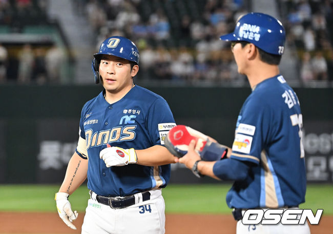 [OSEN=부산, 이석우 기자] 30일 부산 사직야구장에서 2025 신한 SOL 뱅크 KBO 리그 롯데 자이언츠와 NC 다이노스의 경기가 열렸다. 홈팀 롯데는 감보아가, 방문팀 NC는 목지훈이 선발 출전했다.NC 다이노스 오영수가 9회초 2사 2,3루 중견수 앞 2타점 안타를 치고 하이파이브를 하고 있다. 2025.07.30 / foto0307@osen.co.kr