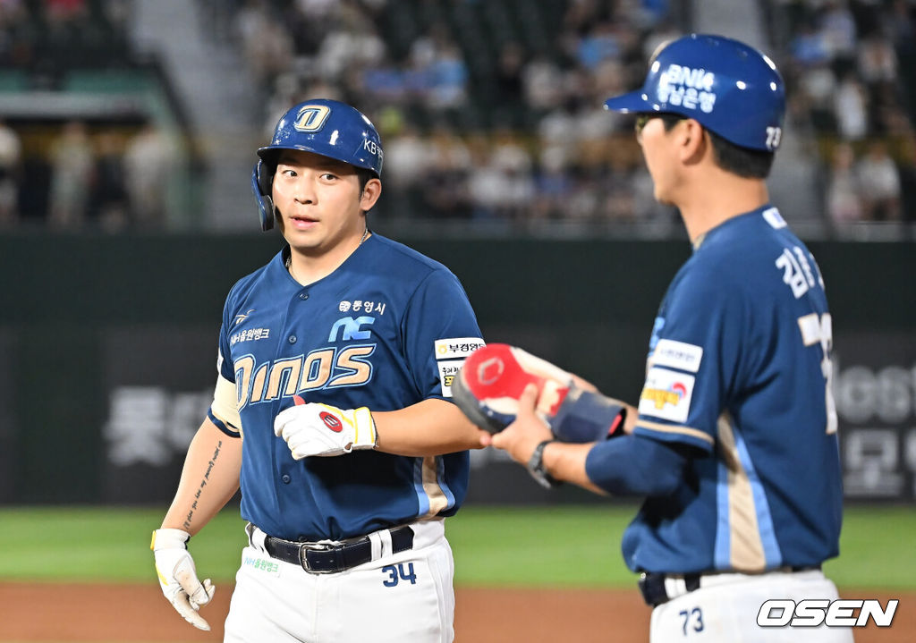 30일 부산 사직야구장에서 2025 신한 SOL 뱅크 KBO 리그 롯데 자이언츠와 NC 다이노스의 경기가 열렸다. 홈팀 롯데는 감보아가, 방문팀 NC는 목지훈이 선발 출전했다.NC 다이노스 오영수가 9회초 2사 2,3루 중견수 앞 2타점 안타를 치고 하이파이브를 하고 있다. 2025.07.30 / foto0307@osen.co.kr