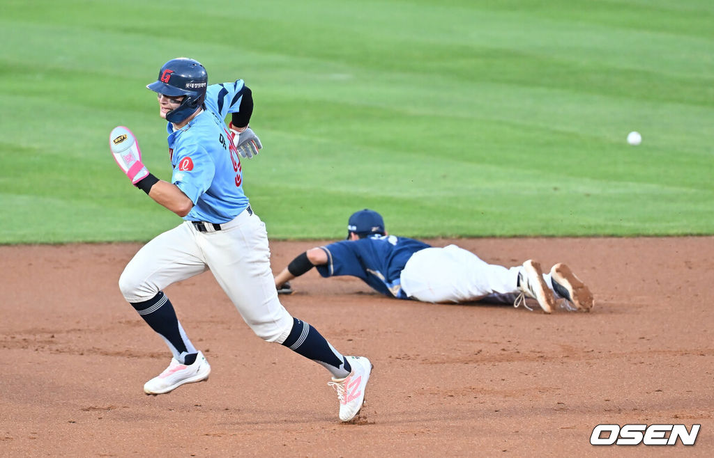 30일 부산 사직야구장에서 2025 신한 SOL 뱅크 KBO 리그 롯데 자이언츠와 NC 다이노스의 경기가 열렸다. 홈팀 롯데는 감보아가, 방문팀 NC는 목지훈이 선발 출전했다.롯데 자이언츠 윤동희가 2회말 1사 1,2루 한태양의 안타때 3루를 향해 달리고 있다. 2025.07.30 / foto0307@osen.co.kr