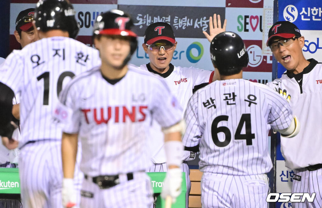 30일 오후 서울 잠실구장에서 ‘2025 신한 SOL BANK KBO리그’ LG 트윈스와 KT 위즈의 경기가 진행됐다.이날 LG는 손주영(8승 6패)을 KT는 패트릭(0승 0패)을 선발투수로 내세웠다. 6회말 1사 1루 LG 박관우가 2점 홈런을 날리고 염경엽 감독의 축하를 받고 있다. 2025.07.30  / soul1014@osen.co.kr