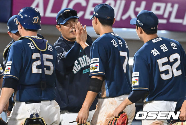 [OSEN=부산, 이석우 기자] 30일 부산 사직야구장에서 2025 신한 SOL 뱅크 KBO 리그 롯데 자이언츠와 NC 다이노스의 경기가 열렸다. 홈팀 롯데는 감보아가, 방문팀 NC는 목지훈이 선발 출전했다.NC 다이노스 이호준 감독이 롯데 자이언츠에 9-4로 승리한 후 김주원과 기쁨을 나누고 있다. 2025.07.30 / foto0307@osen.co.kr