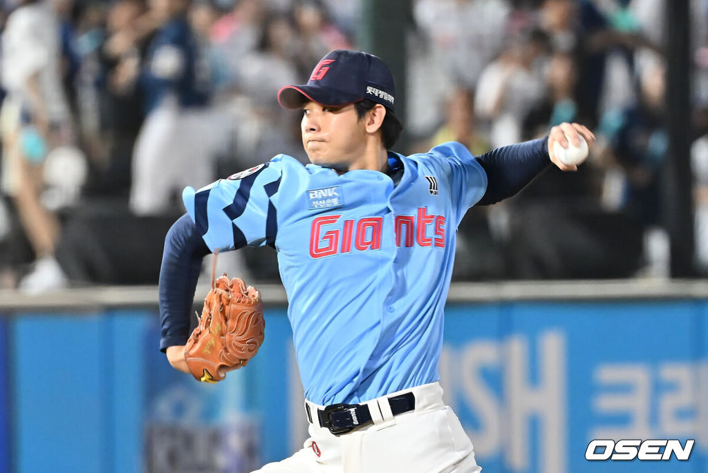 30일 부산 사직야구장에서 2025 신한 SOL 뱅크 KBO 리그 롯데 자이언츠와 NC 다이노스의 경기가 열렸다. 홈팀 롯데는 감보아가, 방문팀 NC는 목지훈이 선발 출전했다.롯데 자이언츠 홍민기가 역투하고 있다. 2025.07.30 / foto0307@osen.co.kr