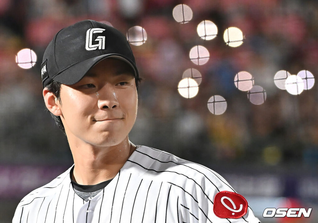 25일 부산 사직야구장에서 2025 신한 SOL 뱅크 KBO 리그 롯데 자이언츠와 KIA 타이거즈의 경기가 열렸다. 홈팀 롯데는 데이비슨이, 방문팀 KIA는 김건국이 선발 출전했다.롯데 자이언츠 홍민기가 8회초 1사 1루 KIA 타이거즈 김태군을 유격수 병살로 잡고 기뻐하고 있다. 2025.07.25 / foto0307@osen.co.kr