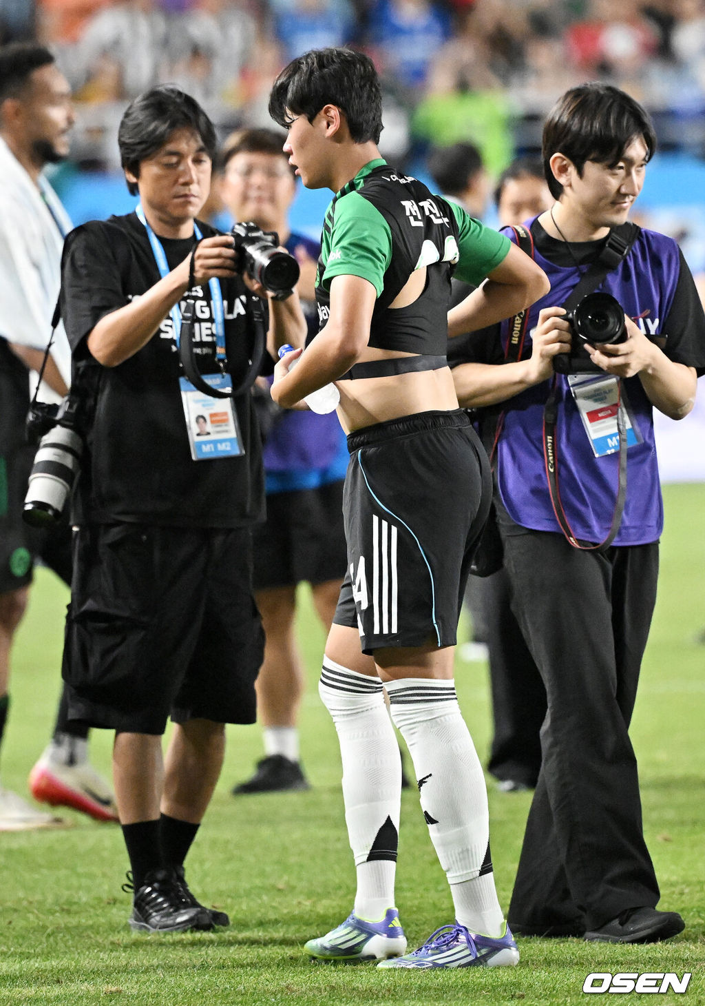 팀 K리그가 '프리미어리그 명문' 뉴캐슬 유나이티드를 꺾으며 한국 축구의 자존심을 보여줬다. 박승수(18)도 열흘 만에 돌아온 수원월드컵경기장에서 짧게나마 뉴캐슬 비공식 데뷔전을 소화했다.팀 K리그는 30일 오후 8시 수원월드컵경기장에서 열린 '2025 쿠팡플레이 시리즈' 1경기에서 뉴캐슬 유나이티드를 상대로 1-0 승리를 거뒀다. 이로써 필승을 다짐했던 팀 K리그는 뉴캐슬을 상대로 저력을 증명하며 바라던 바를 이뤘다. 반면 뉴캐슬은 친선경기이긴 하지만, 3연패에 빠지며 아쉬움을 남겼다.경기를 마치고 뉴캐슬 박승수가 전진우와 유니폼을 교환하고 이동하고 있다. 2025.07.30 / jpnews@osen.co.kr