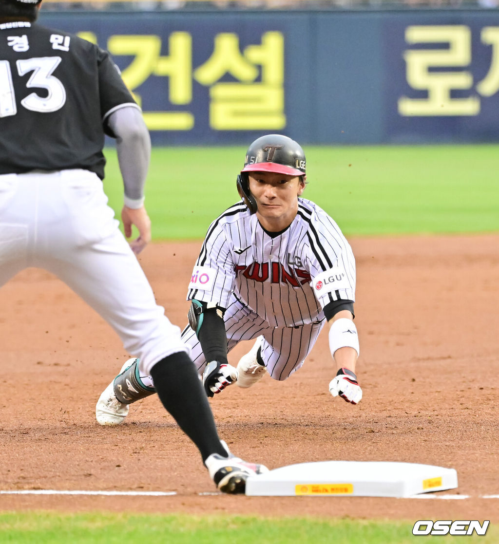 30일 오후 서울 잠실구장에서 ‘2025 신한 SOL BANK KBO리그’ LG 트윈스와 KT 위즈의 경기가 진행됐다.이날 LG는 손주영(8승 6패)을 KT는 패트릭(0승 0패)을 선발투수로 내세웠다. 3회말 LG 선두타자 신민재가 3루타를 날리고 슬라이딩을 하고 있다.   2025.07.30  / soul1014@osen.co.kr