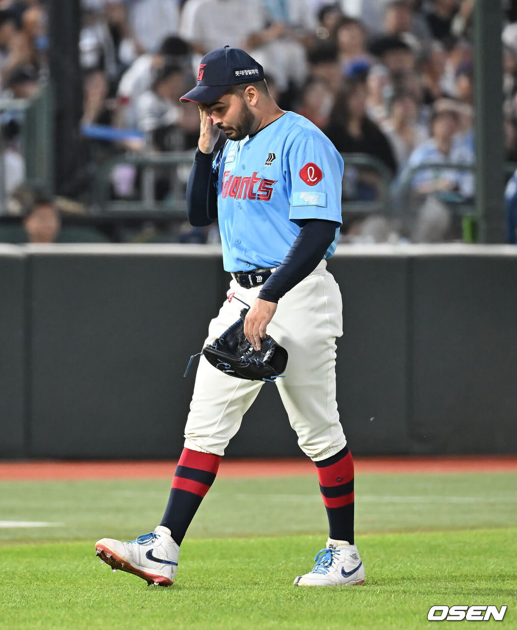 30일 부산 사직야구장에서 2025 신한 SOL 뱅크 KBO 리그 롯데 자이언츠와 NC 다이노스의 경기가 열렸다. 홈팀 롯데는 감보아가, 방문팀 NC는 목지훈이 선발 출전했다.롯데 자이언츠 선발 투수 감보아가 실점이 늘어나자 아쉬워하고 있다. 2025.07.30 / foto0307@osen.co.kr