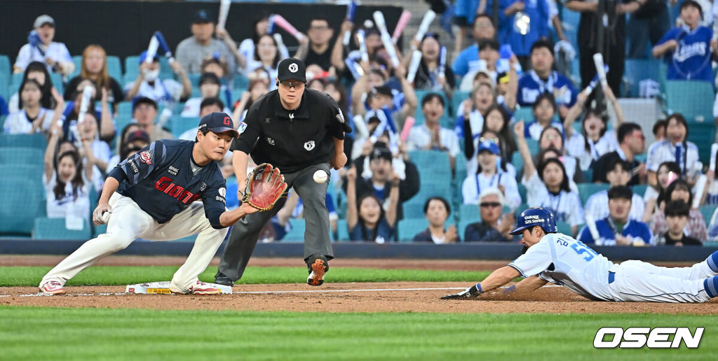 27일 대구삼성라이온즈파크에서 2025 신한 SOL 뱅크 KBO 리그 삼성 라이온즈와 롯데 자이언츠의 경기가 열렸다. 홈팀 삼성은 후라도가, 방문팀 롯데는 감보아가 선발 출전했다. 삼성 라이온즈 김지찬이 2회말 2사 만루 롯데 자이언츠 감보아의 긴 투구 동작에 3중 도루를 시도해 3루에서 세이프되고 있다. 2025.05.27 / foto0307@osen.co.kr