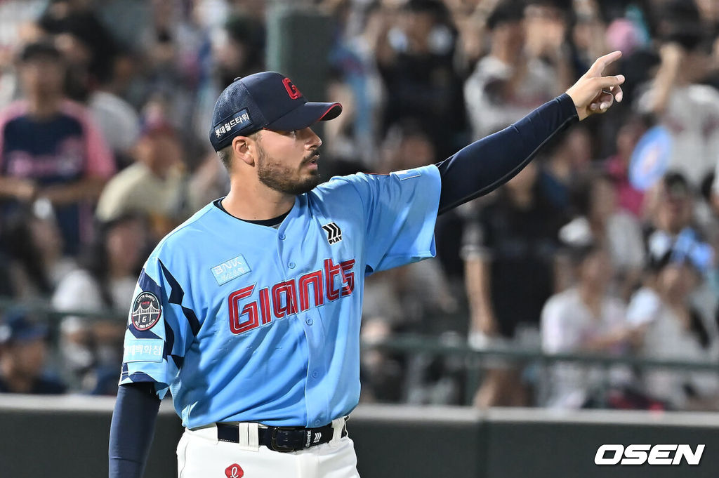 30일 부산 사직야구장에서 2025 신한 SOL 뱅크 KBO 리그 롯데 자이언츠와 NC 다이노스의 경기가 열렸다. 홈팀 롯데는 감보아가, 방문팀 NC는 목지훈이 선발 출전했다.롯데 자이언츠 감보아가 4회초 2사 1루 NC 다이노스 김주원의 3루 땅볼 포구 실책 후 3루까지 노린 김형준을 아웃시킨 레이예스에게 감사 인사를 하고 있다. 2025.07.30 / foto0307@osen.co.kr