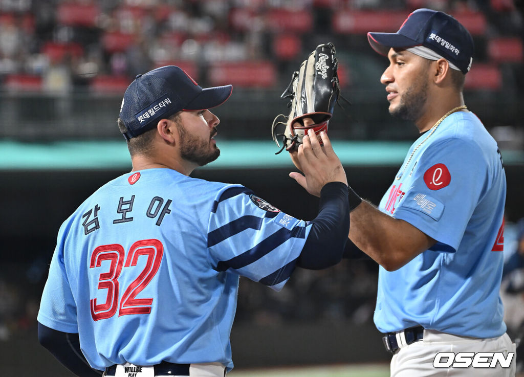 30일 부산 사직야구장에서 2025 신한 SOL 뱅크 KBO 리그 롯데 자이언츠와 NC 다이노스의 경기가 열렸다. 홈팀 롯데는 감보아가, 방문팀 NC는 목지훈이 선발 출전했다.롯데 자이언츠 선발 투수 감보아가 5회초 수비를 끝내고 레이예스와 하이파이브를 하고 있다. 2025.07.30 / foto0307@osen.co.kr
