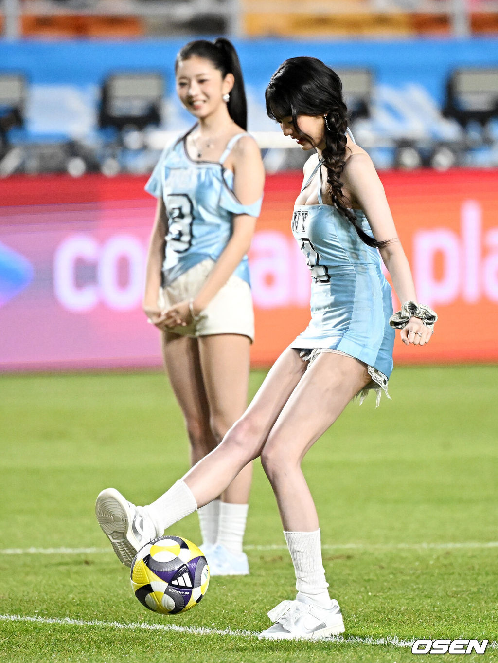 30일 오후 수원월드컵경기장에서 2025 쿠팡플레이 시리즈 팀 K리그와 프리미어리그의 명문 클럽 뉴캐슬 유나이티드의 경기가 열렸다.뉴캐슬의 한국 방문은 창단 133년 만에 처음이다. 국내에서 뉴캐슬의 인지도는 상대적으로 낮은 편이지만, 최근 박승수의 영입으로 주목받고 있다. 뉴캐슬은 팀 K리그와 경기에 이어 8월 3일 서울월드컵경기장에서 토트넘 홋스퍼와 경기를 치른다.경기에 앞서 아이브 장원영이 시축을 하고 있다. 2025.07.30 / jpnews@osen.co.kr
