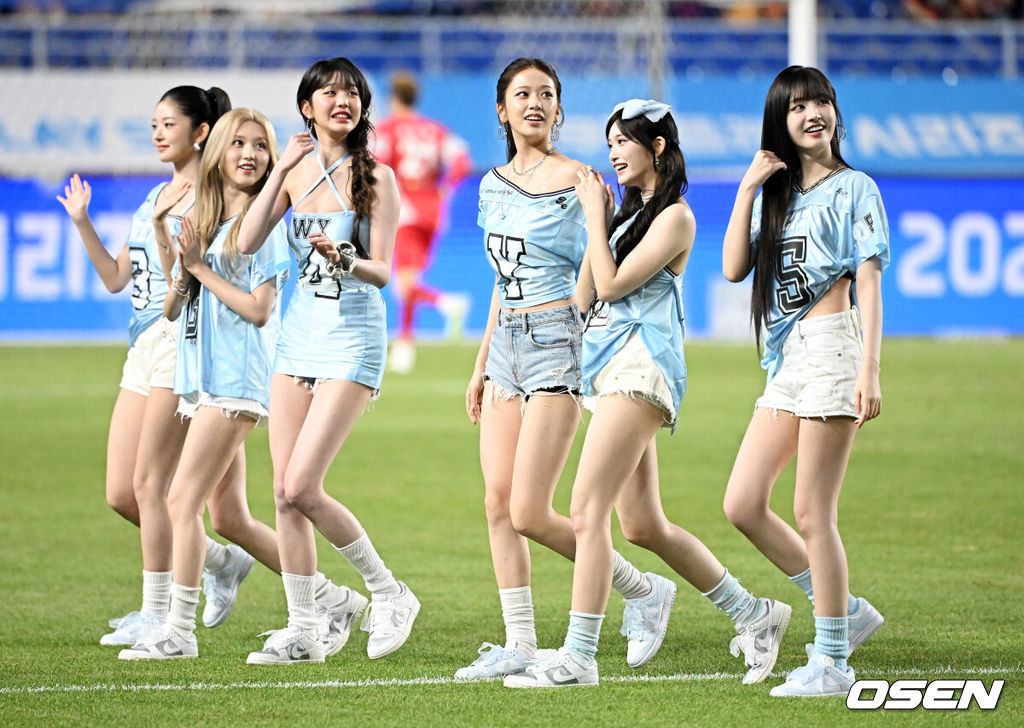 30일 오후 수원월드컵경기장에서 2025 쿠팡플레이 시리즈 팀 K리그와 프리미어리그의 명문 클럽 뉴캐슬 유나이티드의 경기가 열렸다.뉴캐슬의 한국 방문은 창단 133년 만에 처음이다. 국내에서 뉴캐슬의 인지도는 상대적으로 낮은 편이지만, 최근 박승수의 영입으로 주목받고 있다. 뉴캐슬은 팀 K리그와 경기에 이어 8월 3일 서울월드컵경기장에서 토트넘 홋스퍼와 경기를 치른다.경기에 앞서 아이브가 시축을 마치고 전광판을 바라보며 즐거워하고 있다. 2025.07.30 / jpnews@osen.co.kr
