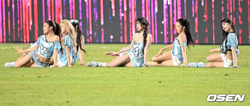 팀 K리그가 '프리미어리그 명문' 뉴캐슬 유나이티드를 꺾으며 한국 축구의 자존심을 보여줬다. 박승수(18)도 열흘 만에 돌아온 수원월드컵경기장에서 짧게나마 뉴캐슬 비공식 데뷔전을 소화했다.팀 K리그는 30일 오후 8시 수원월드컵경기장에서 열린 '2025 쿠팡플레이 시리즈' 1경기에서 뉴캐슬 유나이티드를 상대로 1-0 승리를 거뒀다. 이로써 필승을 다짐했던 팀 K리그는 뉴캐슬을 상대로 저력을 증명하며 바라던 바를 이뤘다. 반면 뉴캐슬은 친선경기이긴 하지만, 3연패에 빠지며 아쉬움을 남겼다.걸그룹 아이브가 하프타임 공연을 선보이고 있다. 2025.07.30 / jpnews@osen.co.kr