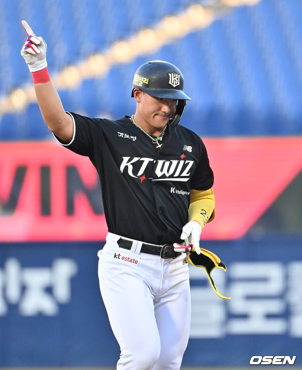 24일 창원NC파크에서 2025 신한 SOL 뱅크 KBO 리그 NC 다이노스와 KT 위즈의 경기가 열렸다. 홈팀 NC는 목지훈이, 방문팀 KT는 배제성이 선발 출전했다. KT 위즈 안현민이 1회초 1사 좌익수 앞 안타를 치고 세리머니를 하고 있다. 2025.07.24 / foto0307@osen.co.kr