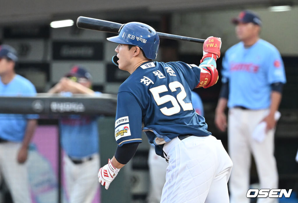30일 부산 사직야구장에서 2025 신한 SOL 뱅크 KBO 리그 롯데 자이언츠와 NC 다이노스의 경기가 열렸다. 홈팀 롯데는 감보아가, 방문팀 NC는 목지훈이 선발 출전했다.NC 다이노스 최원준이 2회초 2사 1,2루 우익수 앞 1타점 안타를 치고 있다. 2025.07.30 / foto0307@osen.co.kr
