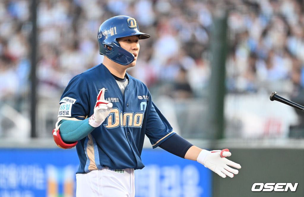 29일 부산 사직야구장에서 2025 신한 SOL 뱅크 KBO 리그 롯데 자이언츠와 NC 다이노스의 경기가 열렸다. 홈팀 롯데는 박세웅이, 방문팀 NC는 로건이 선발 출전했다.NC 다이노스 최원준이 1회초 우측 담장 맞추는 파울을 치고 타석으로 돌아오고 있다. 2025.07.29 / foto0307@osen.co.kr