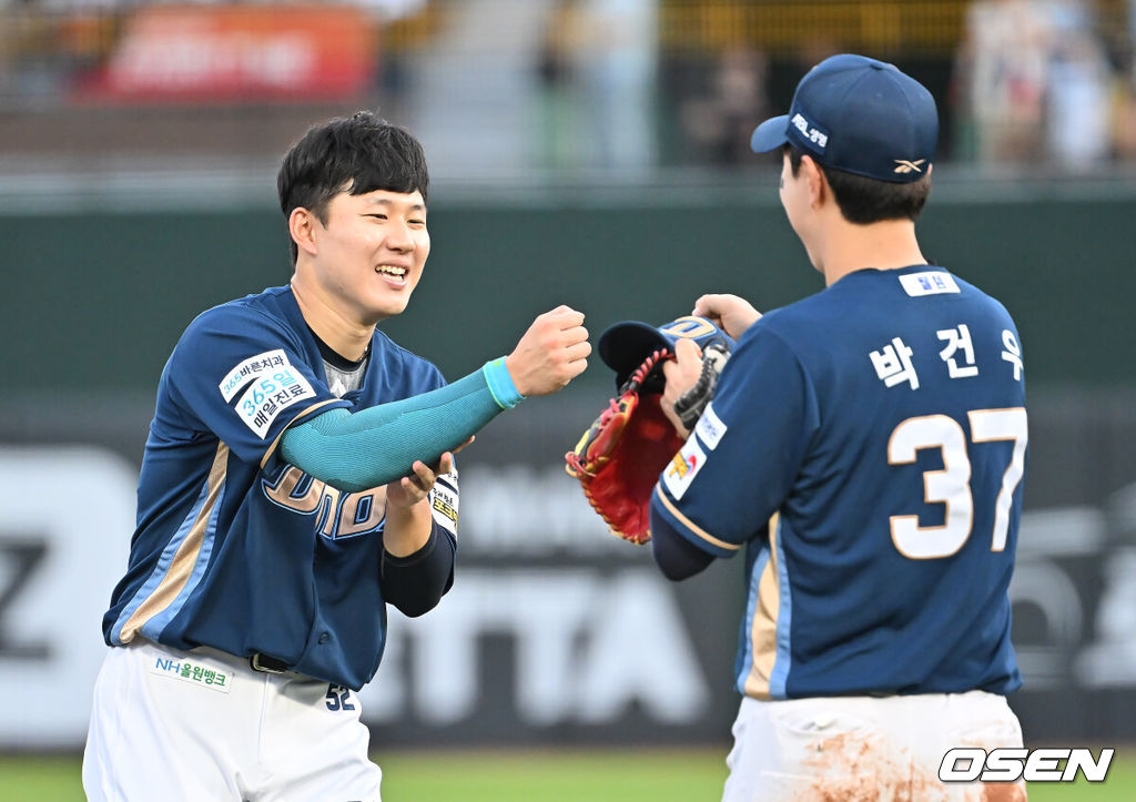 30일 부산 사직야구장에서 2025 신한 SOL 뱅크 KBO 리그 롯데 자이언츠와 NC 다이노스의 경기가 열렸다. 홈팀 롯데는 감보아가, 방문팀 NC는 목지훈이 선발 출전했다.NC 다이노스 최원준이 2회초 2사 1,2루 우익수 앞 1타점 안타를 치고 이닝 교체때 박건우와 하이파이브를 하고 있다. 2025.07.30 / foto0307@osen.co.kr