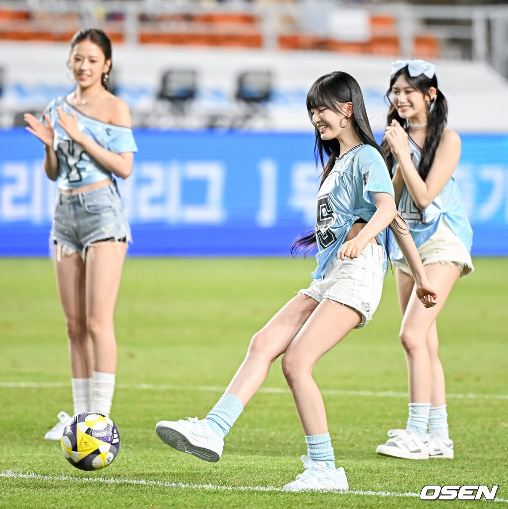 팀 K리그가 '프리미어리그 명문' 뉴캐슬 유나이티드를 꺾으며 한국 축구의 자존심을 보여줬다. 박승수(18)도 열흘 만에 돌아온 수원월드컵경기장에서 짧게나마 뉴캐슬 비공식 데뷔전을 소화했다.팀 K리그는 30일 오후 8시 수원월드컵경기장에서 열린 '2025 쿠팡플레이 시리즈' 1경기에서 뉴캐슬 유나이티드를 상대로 1-0 승리를 거뒀다. 이로써 필승을 다짐했던 팀 K리그는 뉴캐슬을 상대로 저력을 증명하며 바라던 바를 이뤘다. 반면 뉴캐슬은 친선경기이긴 하지만, 3연패에 빠지며 아쉬움을 남겼다.경기에 앞서 아이브 리즈가 시축을 하고 있다. 2025.07.30 / jpnews@osen.co.kr