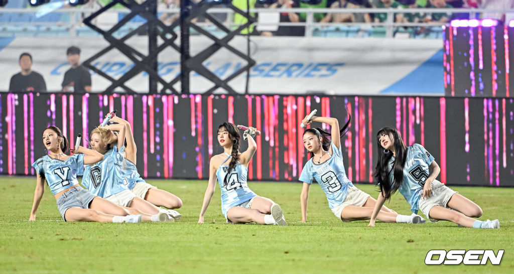 팀 K리그가 '프리미어리그 명문' 뉴캐슬 유나이티드를 꺾으며 한국 축구의 자존심을 보여줬다. 박승수(18)도 열흘 만에 돌아온 수원월드컵경기장에서 짧게나마 뉴캐슬 비공식 데뷔전을 소화했다.팀 K리그는 30일 오후 8시 수원월드컵경기장에서 열린 '2025 쿠팡플레이 시리즈' 1경기에서 뉴캐슬 유나이티드를 상대로 1-0 승리를 거뒀다. 이로써 필승을 다짐했던 팀 K리그는 뉴캐슬을 상대로 저력을 증명하며 바라던 바를 이뤘다. 반면 뉴캐슬은 친선경기이긴 하지만, 3연패에 빠지며 아쉬움을 남겼다.걸그룹 아이브가 하프타임 공연을 선보이고 있다. 2025.07.30 / jpnews@osen.co.kr