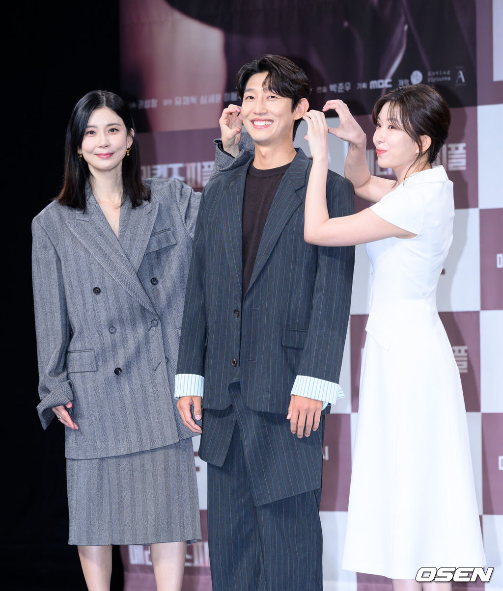 31일 서울 마포구 상암동 MBC 골든마우스홀에서 MBC 새 금토드라마 ‘메리 킬즈 피플’ 제작발표회가 열렸다.‘메리 킬즈 피플’은 치료 불가능한 환자들의 조력 사망을 돕는 의사와 이들을 추적하는 형사의 이야기를 다룬 서스펜스 드라마다.배우 이보영, 강기영, 윤가이가 포토타임을 가지고 있다. 2025.07.31 /sunday@osen.co.kr