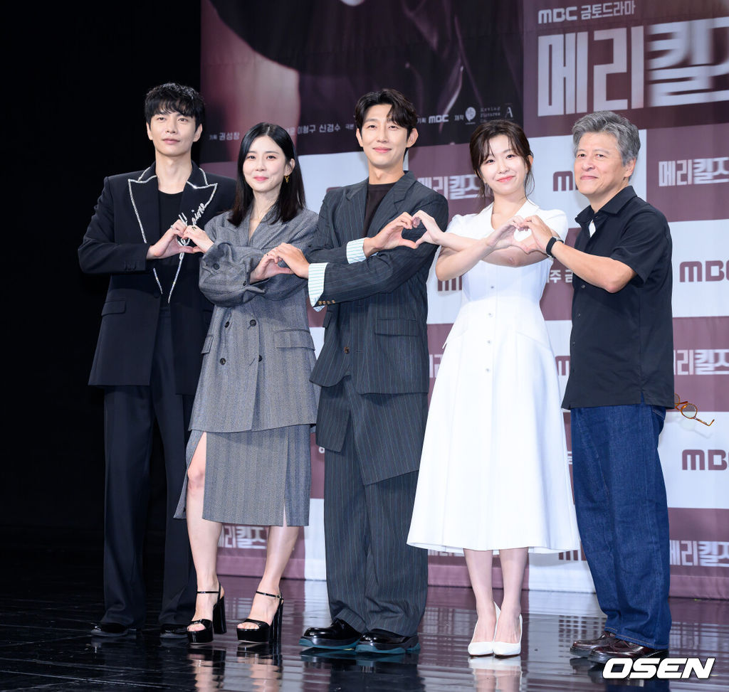 31일 서울 마포구 상암동 MBC 골든마우스홀에서 MBC 새 금토드라마 ‘메리 킬즈 피플’ 제작발표회가 열렸다.‘메리 킬즈 피플’은 치료 불가능한 환자들의 조력 사망을 돕는 의사와 이들을 추적하는 형사의 이야기를 다룬 서스펜스 드라마다.배우 이민기, 이보영, 강기영, 윤가이, 권해효가 포토타임을 가지고 있다. 2025.07.31 /sunday@osen.co.kr