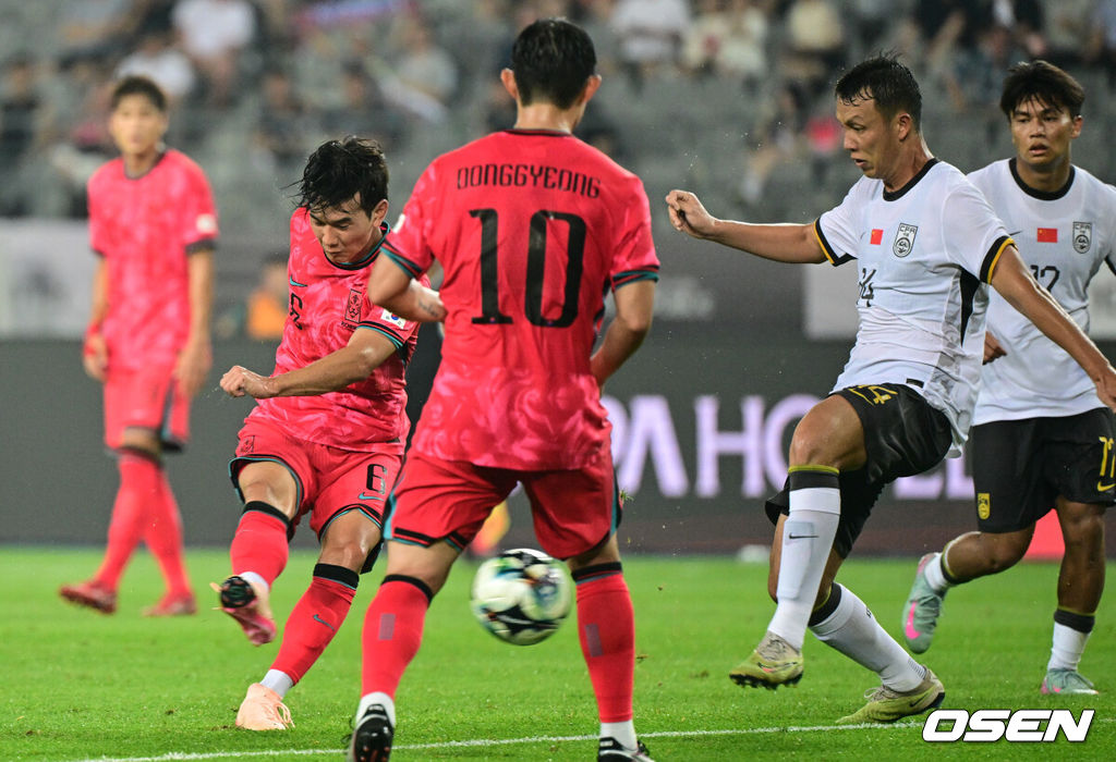 7일 경기 용인시 용인 미르 스타디움에서 2025 동아시아 축구연맹(EAFF) E-1 챔피언십(동아시안컵) 대한민국 남자 축구 대표팀과 중국의 개막전이 열렸다.한국은 중국과 첫 경기를 시작으로 11일 홍콩, 15일 일본과 격돌한다. 경기는 모두 용인에서 치러지며 3경기 성적에 따라 그대로 최종 순위가 결정된다.전반 한국 김진규가 슛을 시도하고 있다. 2025.07.07 /cej@osen.co.kr