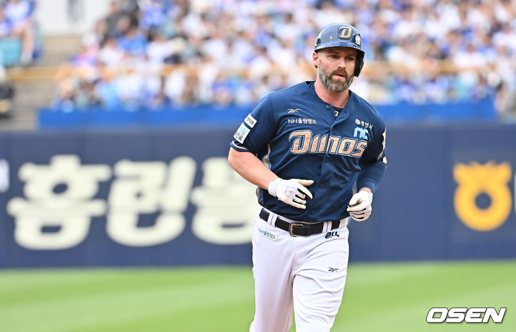 6일 대구삼성라이온즈파크에서 2025 신한 SOL 뱅크 KBO 리그 삼성 라이온즈와 NC 다이노스의 경기가 열렸다. 홈팀 삼성은 원태인이, 방문팀 NC는 김녹원이 선발 출전했다. NC 다이노스 데이비슨이 2회초 좌월 솔로 홈런을 치고 그라운드를 돌고 있다. 2025.06.06 / foto0307@osen.co.kr