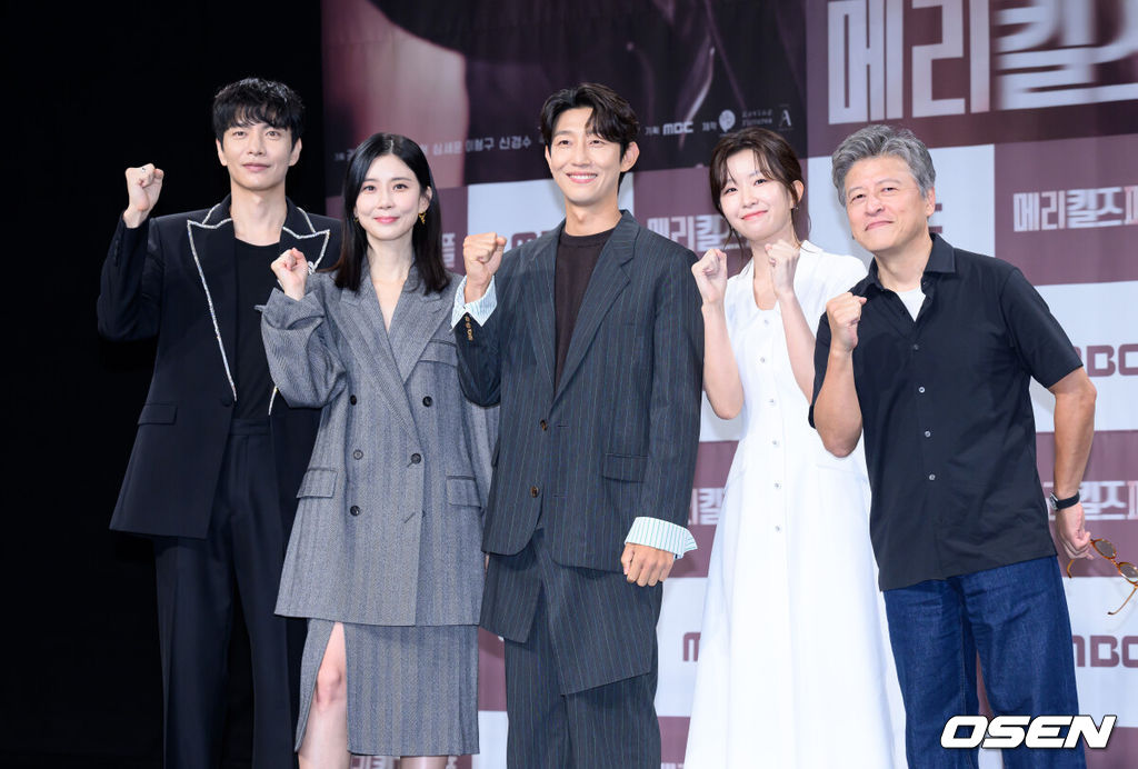 31일 서울 마포구 상암동 MBC 골든마우스홀에서 MBC 새 금토드라마 ‘메리 킬즈 피플’ 제작발표회가 열렸다.‘메리 킬즈 피플’은 치료 불가능한 환자들의 조력 사망을 돕는 의사와 이들을 추적하는 형사의 이야기를 다룬 서스펜스 드라마다.배우 이민기, 이보영, 강기영, 윤가이, 권해효가 포토타임을 가지고 있다. 2025.07.31 /sunday@osen.co.kr