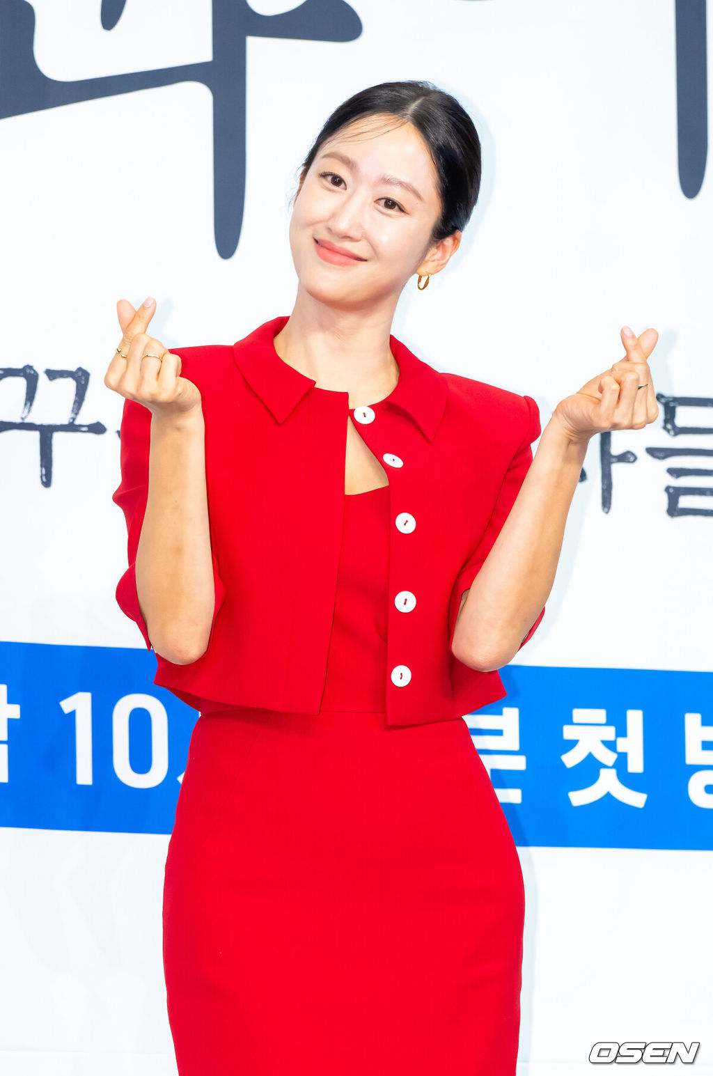 31일 오후 서울 신도림 더링크호텔에서 JTBC 새 토일드라마 ‘에스콰이어: 변호사를 꿈꾸는 변호사들’(극본 박미현 연출 김재홍) 제작발표회가 진행됐다. 정의롭고 당차지만 사회생활에 서툰 법무법인 율림의 신입 변호사 강효민(정채연 분)이 왜인지 온 세상에 냉기를 뿜어대지만 실력만큼은 최고인 파트너 변호사 윤석훈(이진욱 분)을 통해 완전한 변호사로 성장해 나가는 오피스 성장물로 오는 8월 2일 첫방송된다.배우 전혜빈이 포즈를 취하고 있다 .  2025.07.31 / soul1014@osen.co.kr