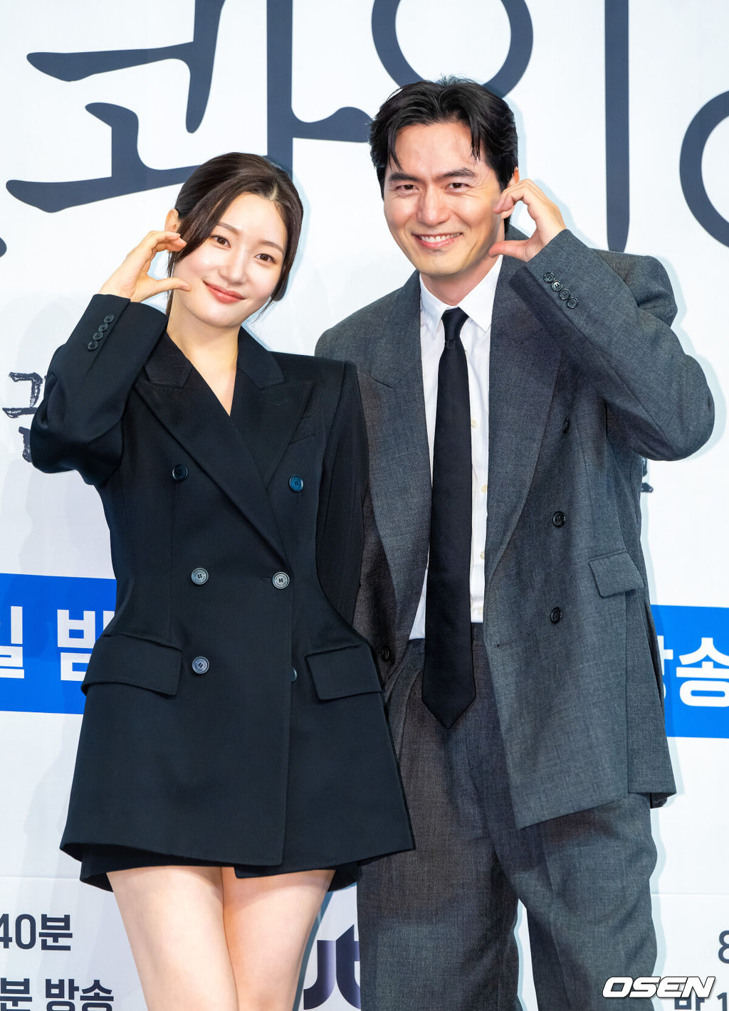 31일 오후 서울 신도림 더링크호텔에서 JTBC 새 토일드라마 ‘에스콰이어: 변호사를 꿈꾸는 변호사들’(극본 박미현 연출 김재홍) 제작발표회가 진행됐다. 정의롭고 당차지만 사회생활에 서툰 법무법인 율림의 신입 변호사 강효민(정채연 분)이 왜인지 온 세상에 냉기를 뿜어대지만 실력만큼은 최고인 파트너 변호사 윤석훈(이진욱 분)을 통해 완전한 변호사로 성장해 나가는 오피스 성장물로 오는 8월 2일 첫방송된다.배우 정채연과 이진욱이 포즈를 취하고 있다 .  2025.07.31 / soul1014@osen.co.kr