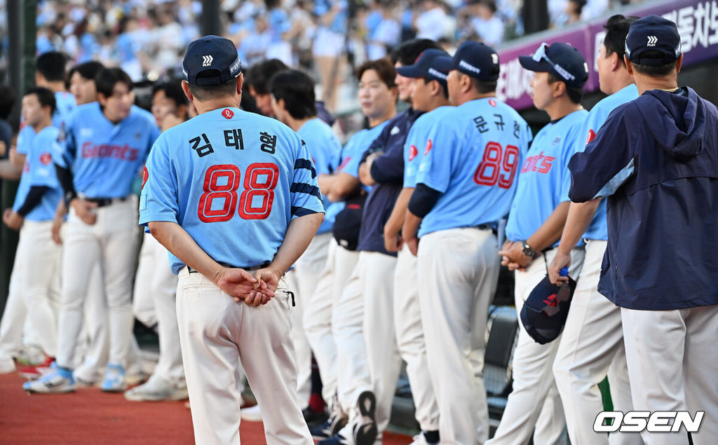 29일 부산 사직야구장에서 2025 신한 SOL 뱅크 KBO 리그 롯데 자이언츠와 NC 다이노스의 경기가 열렸다. 홈팀 롯데는 박세웅이, 방문팀 NC는 로건이 선발 출전했다.롯데 자이언츠 김태형 감독이 선수단을 바라보고 있다. 2025.07.29 / foto0307@osen.co.kr