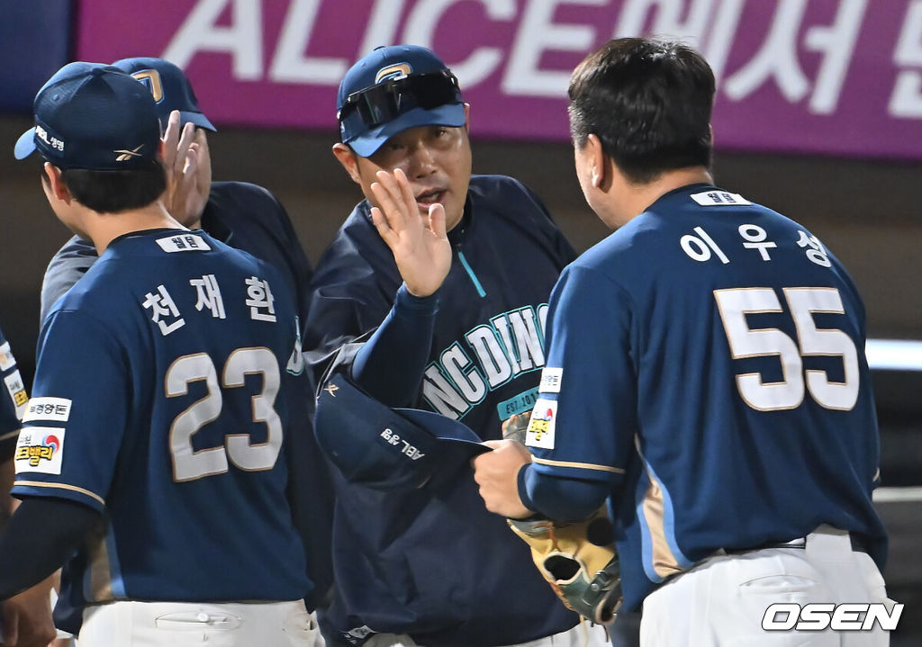 30일 부산 사직야구장에서 2025 신한 SOL 뱅크 KBO 리그 롯데 자이언츠와 NC 다이노스의 경기가 열렸다. 홈팀 롯데는 감보아가, 방문팀 NC는 목지훈이 선발 출전했다.NC 다이노스 이호준 감독이 롯데 자이언츠에 9-4로 승리한 후 이우성과 기쁨을 나누고 있다. 2025.07.30 / foto0307@osen.co.kr