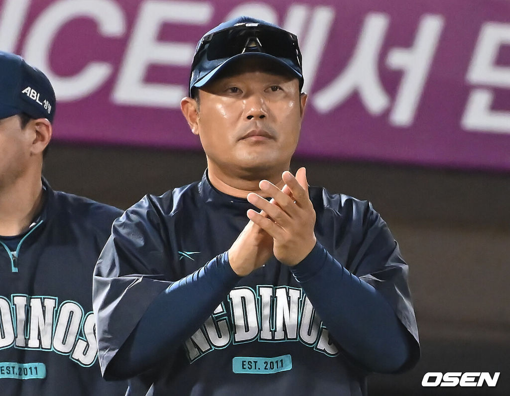 30일 부산 사직야구장에서 2025 신한 SOL 뱅크 KBO 리그 롯데 자이언츠와 NC 다이노스의 경기가 열렸다. 홈팀 롯데는 감보아가, 방문팀 NC는 목지훈이 선발 출전했다.NC 다이노스 이호준 감독이 롯데 자이언츠에 9-4로 승리한 후 기쁨의 박수를 치고 있다. 2025.07.30 / foto0307@osen.co.kr