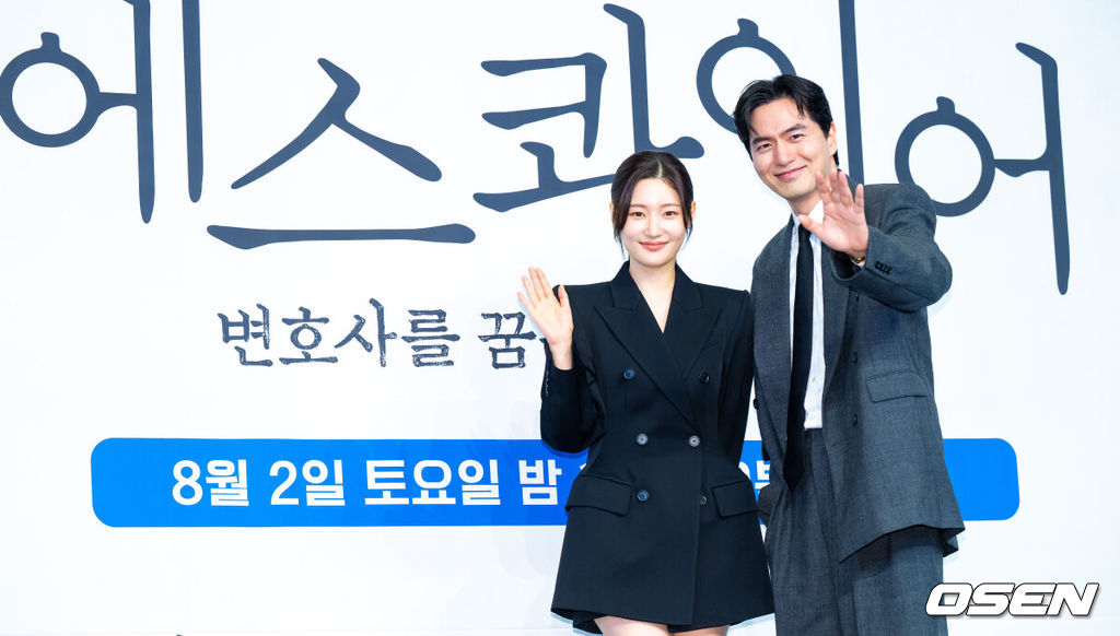 31일 오후 서울 신도림 더링크호텔에서 JTBC 새 토일드라마 ‘에스콰이어: 변호사를 꿈꾸는 변호사들’(극본 박미현 연출 김재홍) 제작발표회가 진행됐다. 정의롭고 당차지만 사회생활에 서툰 법무법인 율림의 신입 변호사 강효민(정채연 분)이 왜인지 온 세상에 냉기를 뿜어대지만 실력만큼은 최고인 파트너 변호사 윤석훈(이진욱 분)을 통해 완전한 변호사로 성장해 나가는 오피스 성장물로 오는 8월 2일 첫방송된다.배우 이진욱과 정채연이 미소 짓고 있다.   2025.07.31 / soul1014@osen.co.kr